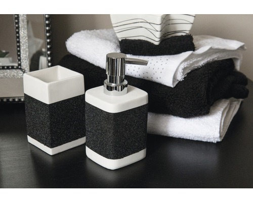 Badkamerset met zeepdispenser en tandenborstelbeker met handdoeken