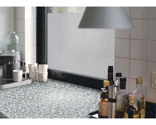 Keukenscène met melkglasfolie op het raam voor meer privacy en bescherming tegen inkijk.