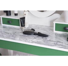Kaptafel met cosmeticaproducten en haarborstel