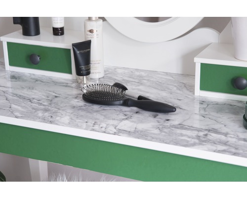 Kaptafel met cosmeticaproducten en haarborstel