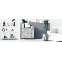 Woonkamerinterieur met ladekast, rek en bank voor een heldere en georganiseerde sfeer.