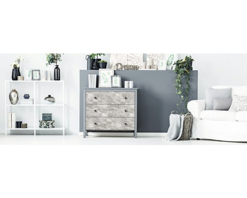 Woonkamerinterieur met ladekast, rek en bank voor een heldere en georganiseerde sfeer.