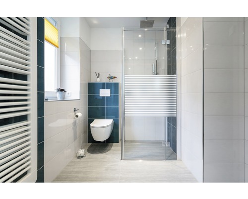Moderne badkamer met douche, toilet en radiator