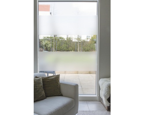 Woonkamer met plisségordijnen voor privacy en lichtregulering