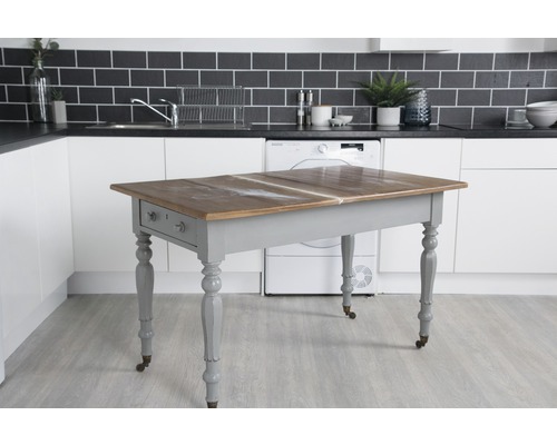 Uitschuifbare tafel met lade en wielen in een keuken