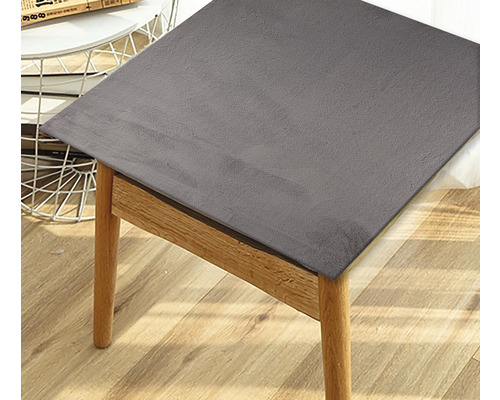 Grijze stoel met houten poten en bekleding