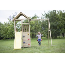 Speeltoren met glijbaan, klimwand en schommel in de tuin