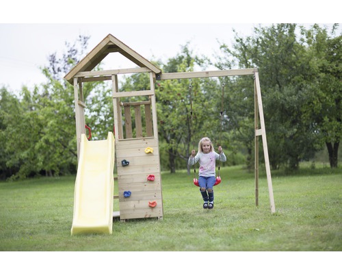 Speeltoren met glijbaan, klimwand en schommel in de tuin