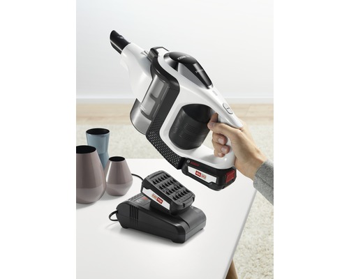 Accuzuiger met oplader en batterij op een tafel