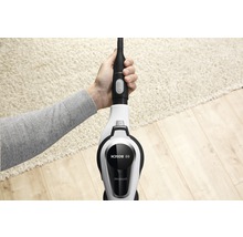 Een persoon bedient een Bosch Unlimited stofzuiger.