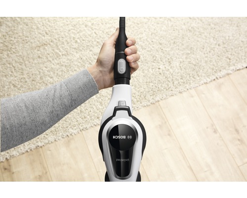 Een persoon bedient een Bosch Unlimited stofzuiger.