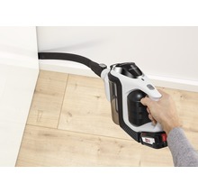 Accuzuiger in gebruik voor het reinigen van een voeg