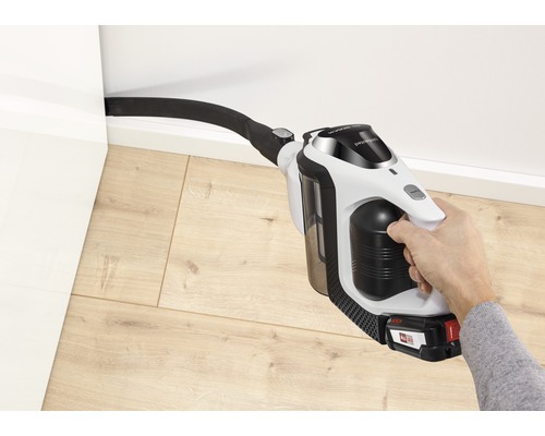 Accuzuiger in gebruik voor het reinigen van een voeg