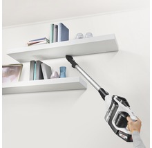 Accu stofzuiger in gebruik voor het schoonmaken van planken