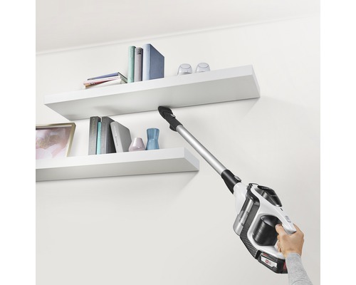 Accu stofzuiger in gebruik voor het schoonmaken van planken