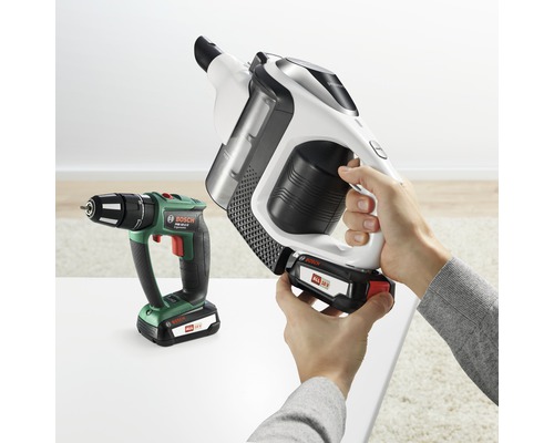 Accu stofzuiger en accuboormachine van het merk Bosch op een tafel