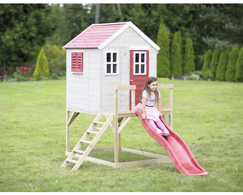 Speelhuis met glijbaan en ladder in de tuin