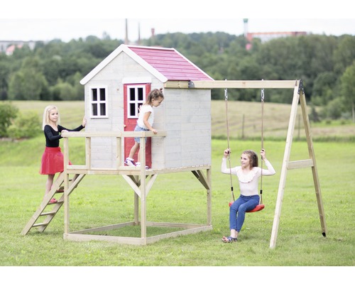 Speelhuis met schommel en kinderen op een grasveld