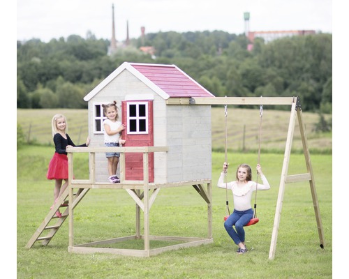 Houten speelhuis met schommel en spelende kinderen in de tuin.