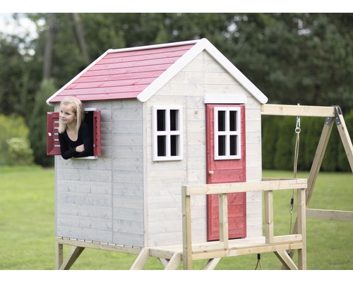 Houten speelhuis met schommel en uitkijkend kind