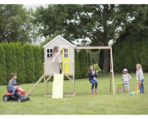 Houten speelhuis met glijbaan en schommel voor kinderen in de tuin