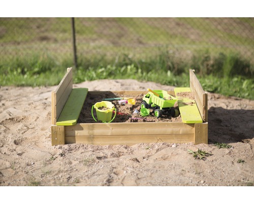 Houten zandbak met speelgoed