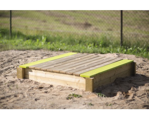 Houten zandbak met deksel in de tuin