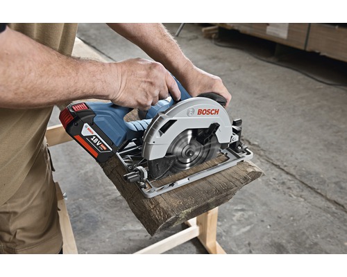 Accucirkelzaag bij het zagen van hout