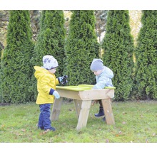 Twee kinderen spelen aan een zand- en watertafel in de tuin.