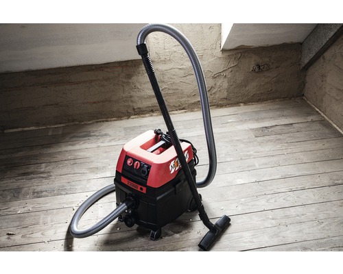 Multifunctionele stofzuiger op een houten vloer in een zolderkamer