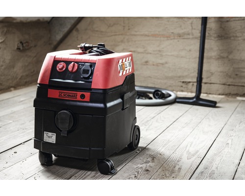 Industriële stofzuiger op een houten vloer