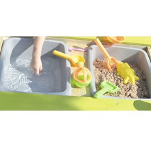 Zandbak met water en zand, plus divers speelgoed