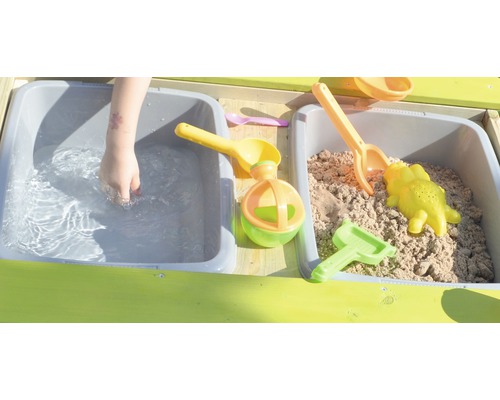 Zandbak met water en zand, plus divers speelgoed