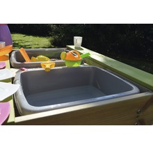 Zand- en watertafel met speelgoed in de tuin