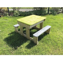 Houten kinderzitgroep met tafel en twee banken in de tuin