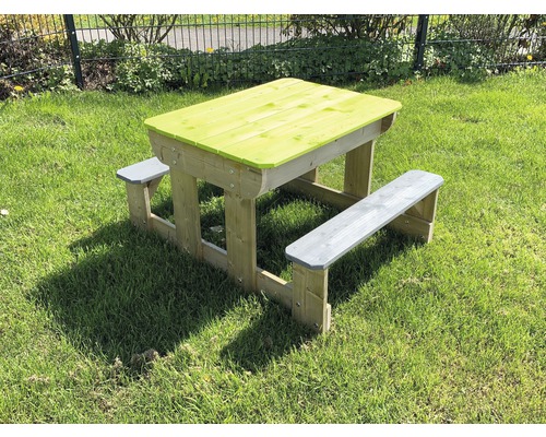 Houten kinderzitgroep met tafel en twee banken in de tuin
