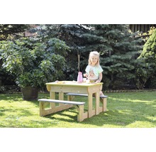 Kind bij kindersitzgroup in de tuin