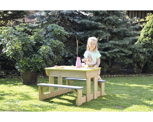 Kind bij kindersitzgroup in de tuin