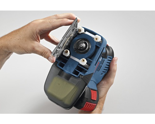 Gebruiker verwisselt het zaagblad van een decoupeerzaag