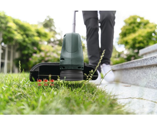 Gras trimmer in gebruik voor het trimmen van gazonranden