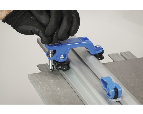 Tegelsnijder in gebruik met hand