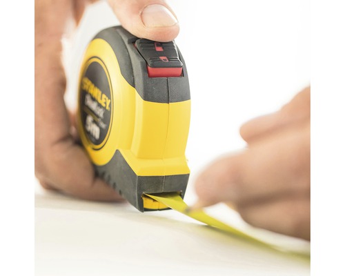 Stanley rolmaat met een lengte van 5 meter in de hand