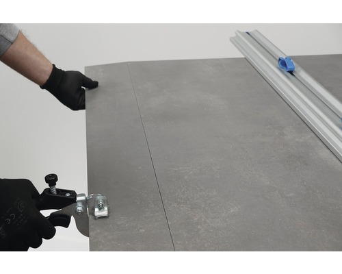 Tegelsnijder in gebruik op een tegel.