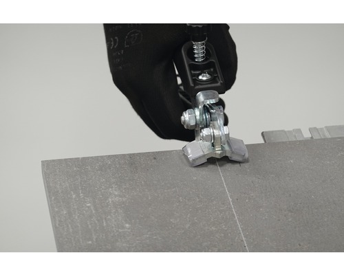 Tegelsnijder in gebruik op een tegel