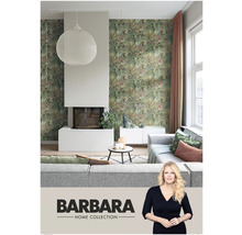 Woonkamer met junglebehang, open haard en grijze bank uit de Barbara Home Collection