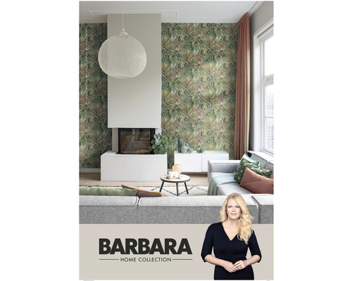 Woonkamer met junglebehang, open haard en grijze bank uit de Barbara Home Collection