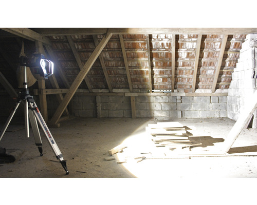 Een zolder met verlichting en bakstenen