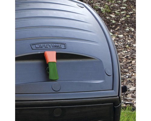 Close-up van een compostbak met Lifetime logo