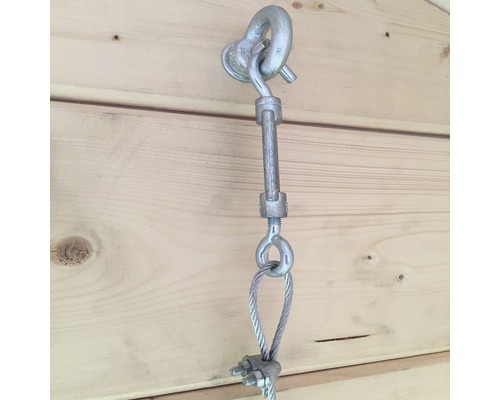 Draadspanner met staalkabel op houten wand