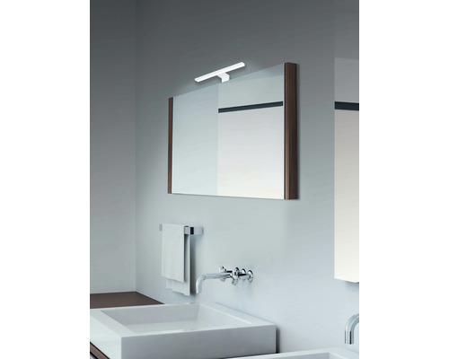 Badkamer met spiegel, wastafel en verlichting